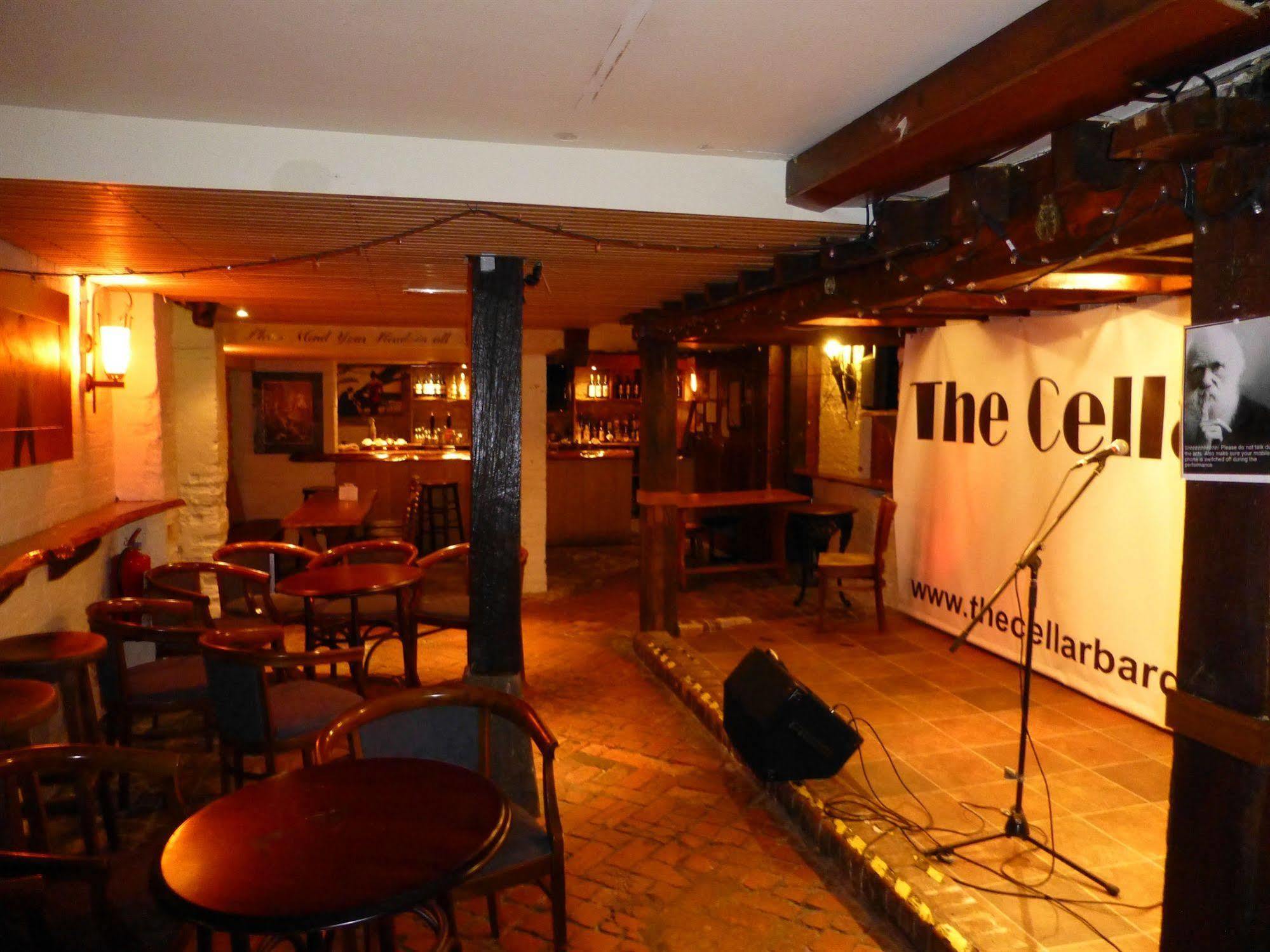 The Bear Hotel 데비지스 외부 사진